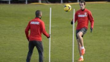EJERCICIOS. Arda, de espaldas, y Godín, en un entrenamiento en el Cerro del Espino.