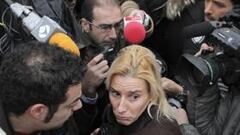 <b>AGLOMERACIÓN. </b>Decenas de periodistas rodearon a Marta Domínguez tras su salida de los juzgados de la Plaza de Castilla, en Madrid.