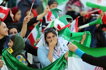 Seguidoras iraníes animan a la Selección de su país en el Estadio Azazi en Teherán. Irán venció 14-0 a Camboya en la fase de grupos de clasificación para el Mundial de 2022.
