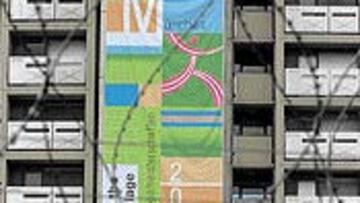 <b>MÁXIMA SEGURIDAD.</B> Una tanqueta vigila la villa de los atletas.