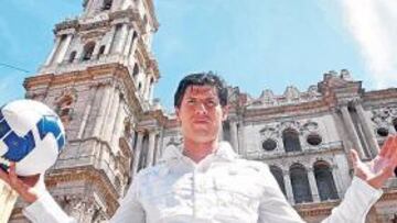 <b>ÍDOLO DE LA AFICIÓN BLANQUIAZUL. </b>Albert Luque posa para AS frente a la Catedral de Málaga.