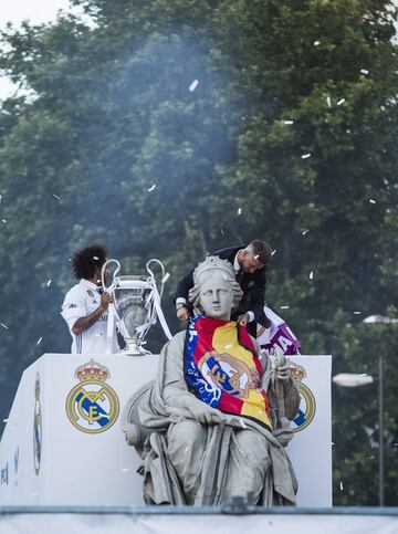 GRA349. MADRID, 04/06/2017.- Los jugadores del Real Madrid, Sergio Ramos (d) y el brasileño Marcelo, durante la visita del equipo blanco a la madrileña plaza de Cibeles para celebrar con los aficionados madridistas el titulo de Liga de Campeones. EFE/Santi Donaire.