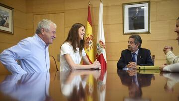 El presidente de Cantabria, Miguel &Aacute;ngel Revilla recibe a la campeona ol&iacute;mpica de salto de altura, Ruth Beitia y a su entrenador Ram&oacute;n Torralbo.