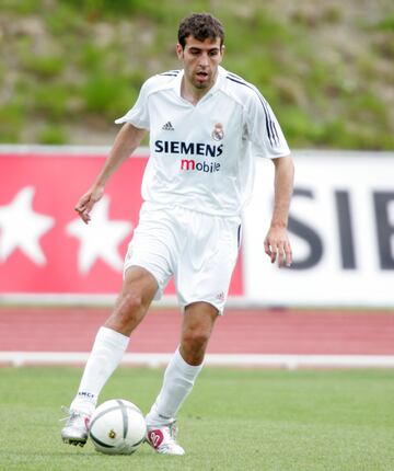 Jugó en las categorías inferiores del Real Madrid entre 2003 y 2005. Tras su paso por varios equipos, se afianzó en el Rayo Vallecano entre 2011 y 2018.