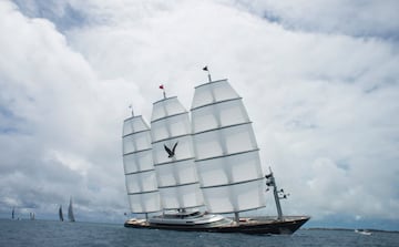 El espectacular Halcón Maltés compite en la America's Cup Superyacht Regatta en Hamilton, Bermudas.