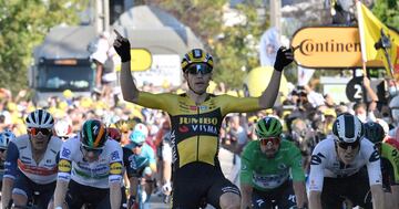  Wout van Aert celebrando su victoria en la quinta etapa del Tour de Francia