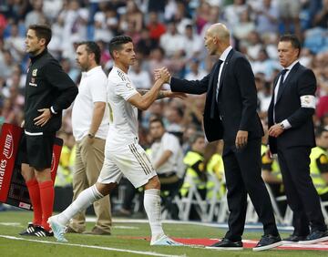 El jugador colombiano fue cambiado en el minuto 56 por Vinícius. En la salida, James dirigió unas palabras a su entrenador Zidane.