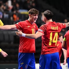 Pegada coral de España hacia el oro... que también quiere Portugal