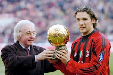 El último ucraniano en conseguir el galardón. Tras quedar en tercer lugar en dos ocasiones, en 2004 pudo conseguir el premio, cuando el delantero fue el jugador más destacado de un Milan ganador de la Serie A, la Champions League y la Supercopa de Italia y de Europa.