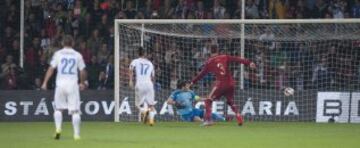 1-0. Iker Casillas no puede detener el disparo de Juraj Kucka.
