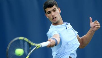 Carlos Alcaraz Garfia de Espa&ntilde;a en acci&oacute;n ante Lorenzo Sonego de Italia, durante la primera ronda del Masters de Cincinnati, en el Linder Tennis Center, en Mason, Ohio (EE. UU.).