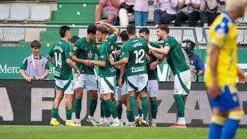 El Racing de Ferrol celebra el gol de la victoria ante el Cádiz de Chiki.