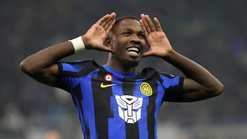 Milan (Italy), 09/12/2023.- Inter Milan'Äôs Marcus Thuram jubilates after scoring goal of 3-0 during the Italian serie A soccer match between Fc Inter and Udinese Giuseppe Meazza stadium in Milan, Italy, 09 December 2023. (Italia) EFE/EPA/MATTEO BAZZI
