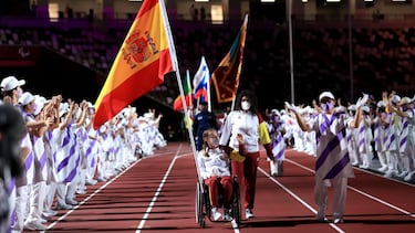 TOKYO, JAPAN - SEPTEMBER 05: Marta Fernandez Infante flagbearer of Team Spain during the Closing Ceremony on day 12 of the Tokyo 2020 Paralympic Games at Olympic Stadium on September 05, 2021 in Tokyo, Japan. (Photo by Carmen Mandato/Getty Images)