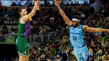 MÁLAGA, 03/02/2024.- El jugador del Unicaja Tyler Kalinoski (i) lanza a canasta ante Jerrick Harding, del Morabanc, durante el partido de la Liga Endesa de baloncesto que Unicaja y Morabanc Andorra han disputado este sábado en el Palacio de los Deportes José María Martín Carpena. EFE/Álvaro Cabrera