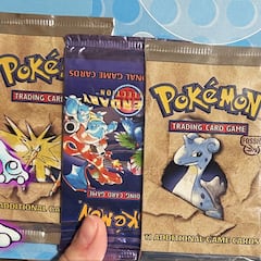 Bajó al sótano de sus abuelos y encontró un tesoro de cartas Pokémon valorado en unos 4000 euros