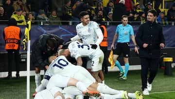 Soccer Football - UEFA Champions League - Borussia Dortmund v Inter Milan - Signal Iduna Park, Dortmund, Germany - January 28, 2026 Inter Milan's Andy Diouf celebrates scoring their second goal with teammates REUTERS/Leon Kuegeler