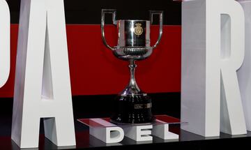 El trofeo de la Copa del Rey en un sorteo de la temporada 2022-23.

