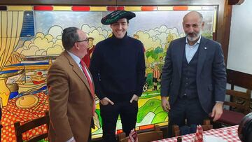 Iraola, con el presidente del Mirand&eacute;s y del Athletic