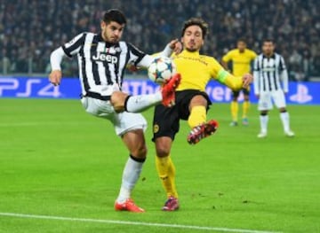 Mats Hummels del  Borussia Dortmund y Álvaro Morata de la Juventus 
