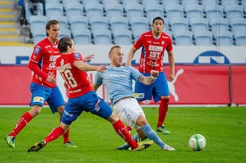 Actuó en Turquía y Suecia tras defender a Audax Italiano, Santiago Morning y Santiago Wanderers. Actualmente reside en este último país y comienza su carrera como DT.  