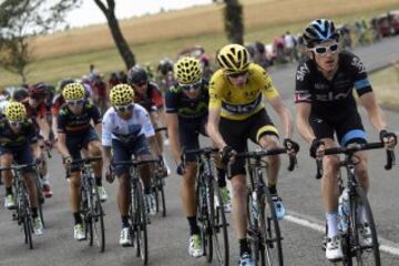 Chris Froome, Nairo Quintana y Alejandro Valverde, rodando juntos en la cabecera del pelotón.  