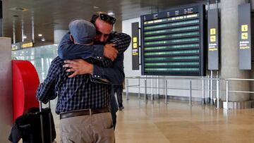 El primer avión que llega a Valencia procedente del extranjero cuyos viajeros están obligados a pasar una cuarentena ha aterrizado unos minutos antes de las 14 horas de este jueves en el aeropuerto de Manises, procedente de Zurich y operado por la compañía Swiss.EFE/ Manuel Bruque