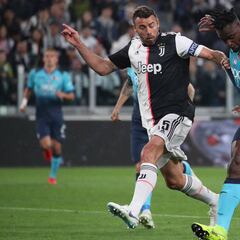 Duván Zapata es buscado por Borussia Dortmund y Roma