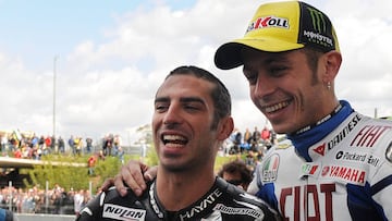 Yamaha Motor GP rider Italian Valentino Rossi (R) jokes with Hayate Italian rider Marco Melandri (L) during a training session at the Jerez racetrack, on March 29, 2009. Yamaha Spanish rider Jorge Lorenzo clocked the best time during a training session at the Jerez racetrack followed by teammate Italian Valentino Rossi and Ducati Australian rider Casey Stoner. AFP PHOTO / CRISTINA QUICLER