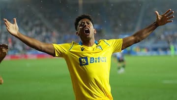 VITORIA-GASTEIZ, SPAIN - MAY 22: Choco Lozano of Cadiz CF celebrates after scoring their side's first goal during the LaLiga Santander match between Deportivo Alaves and Cadiz CF at Estadio de Mendizorroza on May 22, 2022 in Vitoria-Gasteiz, Spain. (Photo by Juan Manuel Serrano Arce/Getty Images)