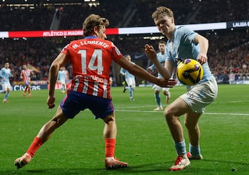 Williot Swedberg pugna por el baln con Marcos Llorente durante el partido entre el Atltico y el Celta en el Metropolitano.