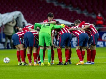 Joao Félix con sus compañeros antes de empezar el encuentro.