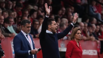 Alessio Lisci se queja de una acci¨®n del partido entre Mirand¨¦s y Oviedo por el ascenso a Primera.