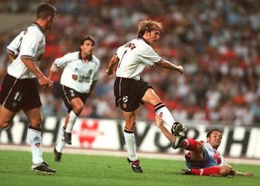 Gaizka Mendieta hizo una obra de arte con el Valencia en la final de Copa de 1999 ante el Atlético de Madrid. El atacante marcó un gol antológico, de esos que transcienden al fútbol y llegan a la música. Como así ocurrió con Los Planetas en su canción 'Un buen día'. "He puesto la tele y había un partido. Y Mendieta ha marcado un gol. Realmente increíble. Y me he puesto triste. El momento justo antes de irme".  Mendieta marcó un auténtico golazo en La Cartuja, mismo escenario de la final de 2022. Su tanto fue el 2-0 en la victoria de los ché por 3-0 ante los rojiblancos. Recibió un balón de 'la cobra' Ilie para después realizar un control con el pecho. Pasó el balón ante la defensa sin que tocase el suelo y, con un giro de cintura, hizo una volea con su pierna izquierda para mandar la pelota al fondo de la red. 