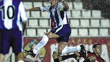 <B>DECEPCIÓN.</b> Los jugadores españolistas volvieron a ser víctimas de sus propios errores en un partido con más pena que gloria.