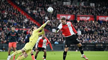 Rotterdam (Netherlands), 12/01/2025.- FC Utrecht goalkeeper Michael Brouwer (L) and Santiago Gimenez of Feyenoord in action during the Dutch Eredivisie match between Feyenoord Rotterdam and FC Utrecht in Rotterdam, Netherlands, 12 January 2025. (Países Bajos; Holanda) EFE/EPA/Olaf Kraak