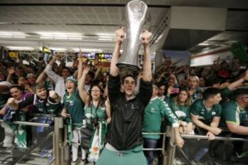 Carlos Suárez alzando el trofeo junto a los aficionados que les esperaron en el aeropuerto.