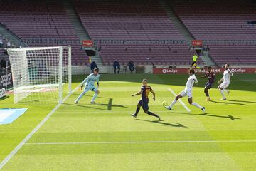 ¡¡EMPATA ANSU FATI!! ¡Buenísima llegada de Jordi Alba hasta la línea de fondo que acaba con un pase atrás que remata el canterano azulgrana en el primer palo y bate a Courtois!