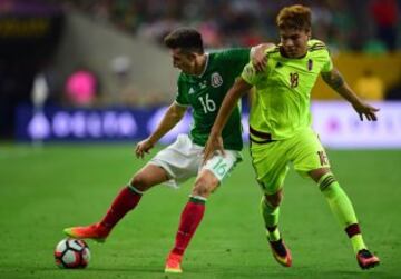 Héctor Herrera y Adalberto Peñaranda en la disputa del balón.