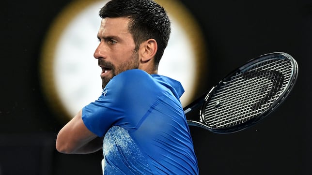 Djokovic supera con dudas un récord de Federer
