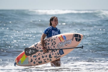 Para la waterwoman sopeloztarra de 23 años (talento de SUP Surf nacional, 3 x Subcampeona de Europa), la recogida de plástico y residuos de las playas es una práctica, tristemente, habitual. El mar es su pasión, su inspiración, su medio de vida, su oficina, su lugar de entrenamiento, su patio de recreo y su forma de entender la vida, por tanto, salvo durante las semanas que el confinamiento lo ha impedido, su contacto con él es diario y un 20% de su jornada.