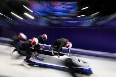 El francés Romain Heinrich participa en la cuarta ronda de entrenamiento de bobsleigh masculino de 4 hombres en el Centro de Deslizamiento de Cortina d'Ampezzo.