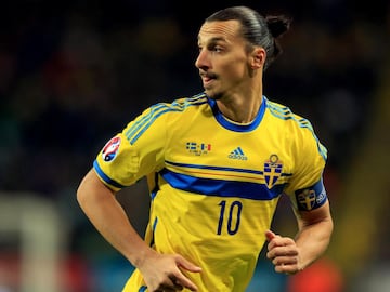 Zlatan participó con su selección mayor en un total de 116 partidos y anotó 62 goles, lo curioso es que el sueco no pudo anotar en una Copa del Mundo.