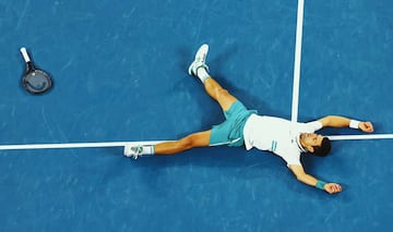 El tenista serbio Novak Djokovic levanta su 18º Grand Slam y su 9 Open de Australia al imponerse al ruso Daniil Medvédev en tres sets (7-5, 6-2 y 6-2) en la final del Gran Slam.