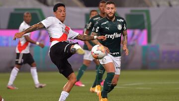 CDA101. SAO PAULO (BRASIL), 12/01/2021.- Jos&eacute; Vivian (d) de Palmeiras disputa un bal&oacute;n con Enzo P&eacute;rez de River en un partido de las semifinales de la Copa Libertadores entre Palmeiras y River Plate en el estadio Allianz Parque en Sao Paulo (Brasil). EFE/Nelson Almeida POOL