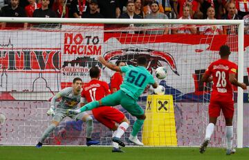 Salzburgo 0-1 Real Madrid | Benzema pidió el balón, se la dio a Hazard, arriba a la izquierda, y el belga se fue hacia dentro, perfilándose para el disparo con la derecha y le pegó con rosquita.


