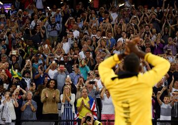 El atleta jamaicano aplaude a la grada en la vuelta de honor que dio el último día de los mundiales de atletismo en el Estadio de Londres.