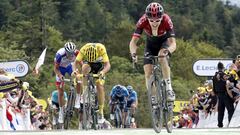 Geraint Thomas suelta a Julian Alaphilippe y Thibaut Pinot en la subida a La Planche des Belles Filles en el Tour de Francia 2019.