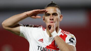 Rafael Santos Borré en un partido de River Plate en la Copa Libertadores