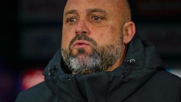 CORNELLÁ - EL PRAT (BARCELONA), 01/02/2025.- El técnico del Espanyol, Manolo González, durante el encuentro correspondiente a la jornada 22 de Laliga EA Sports que disputan hoy sábado el Espanyol y Real Madrid en el RCDE Stadium, en Barcelona. EFE / Alejandro García.